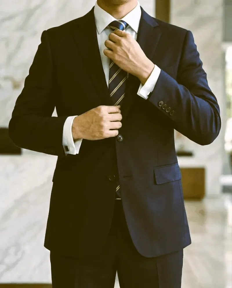 Traje formal oscuro: Símbolo de seriedad y compromiso con garantizar la salud en cada servicio de limpieza